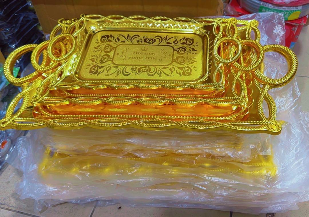 Ensemble de Plateaux de Service Dorés – Élégance et Raffinement